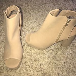 BRAND NEW NUDE HEELS